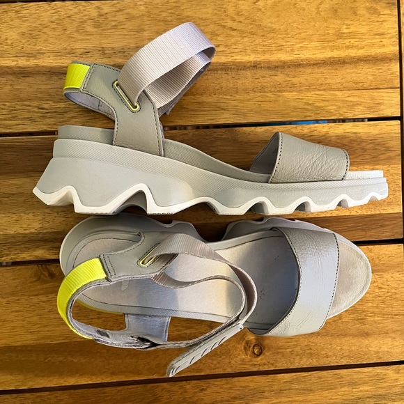Light gray kinetic Street sorel sandals. Comfortable. Funcional. Cute. - Picture 4 of 4